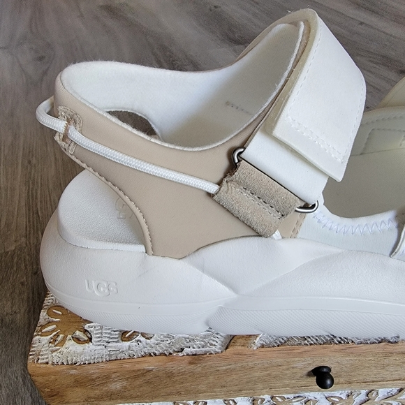UGG LA Cloud Strap Sandal - Picture 3 of 9